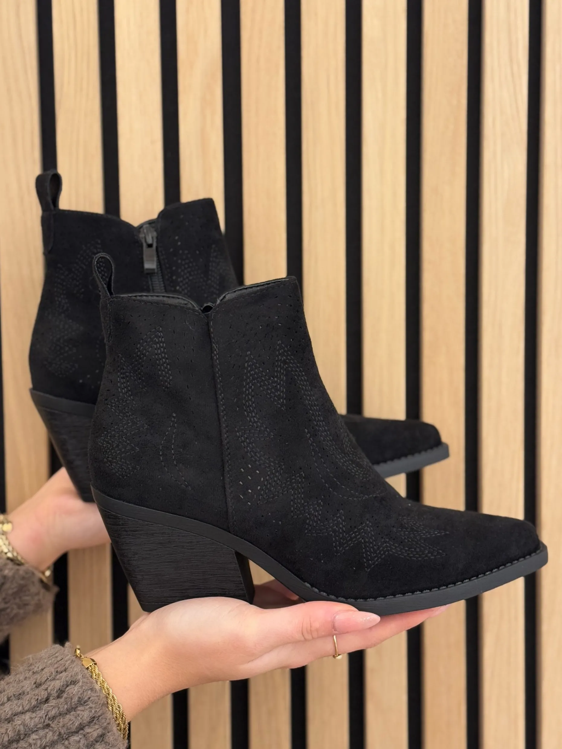 Laarsje Louise zwart suede