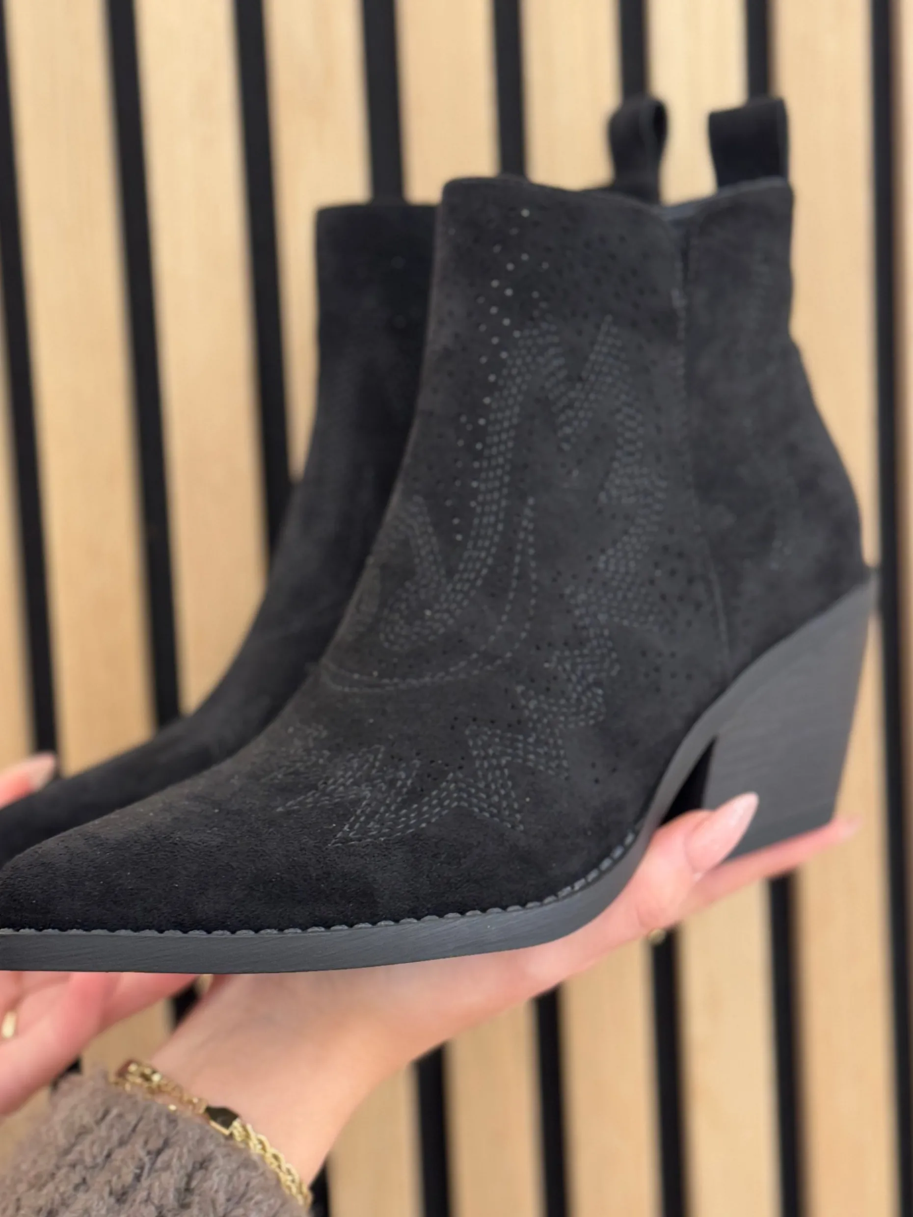 Laarsje Louise zwart suede