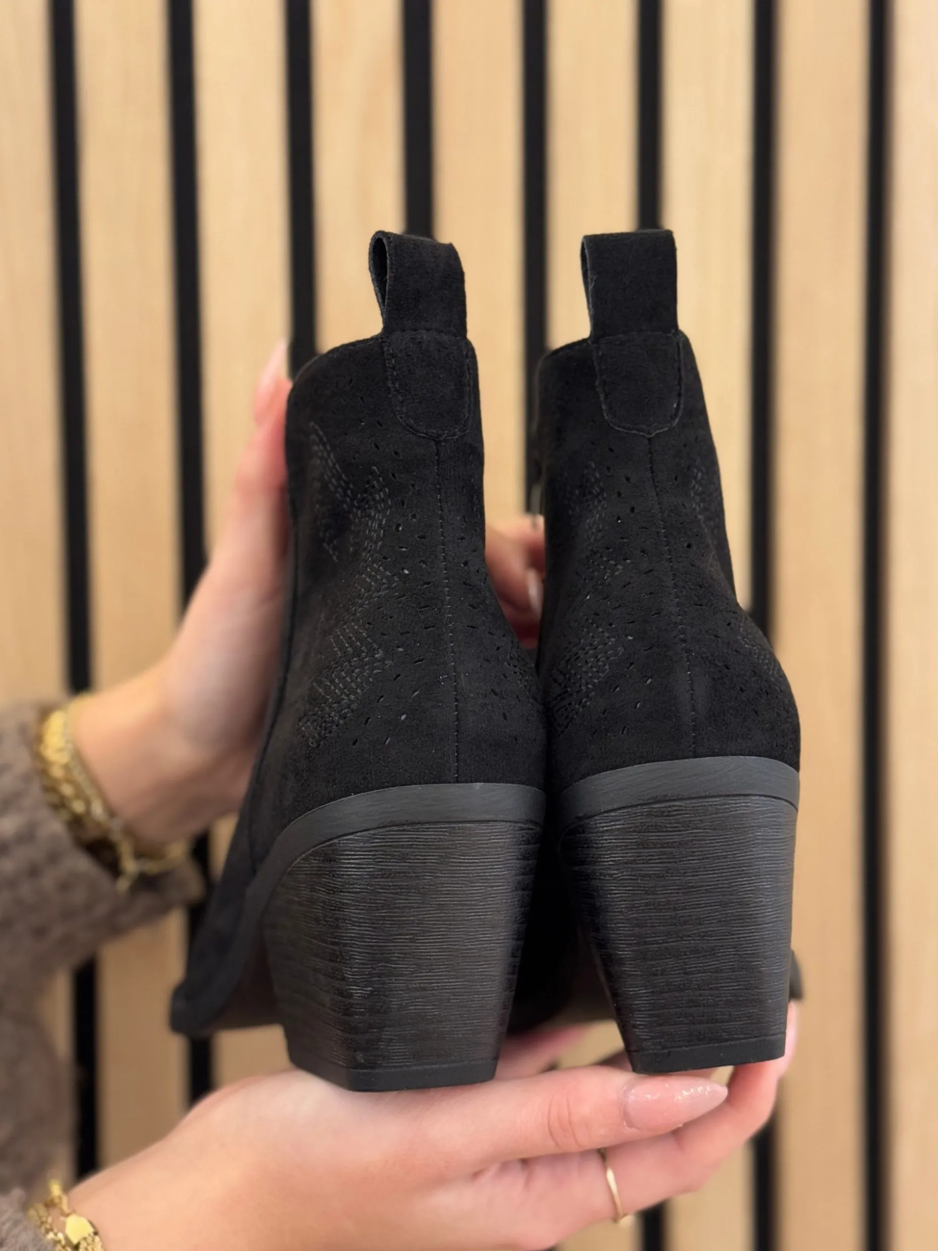 Laarsje Louise zwart suede