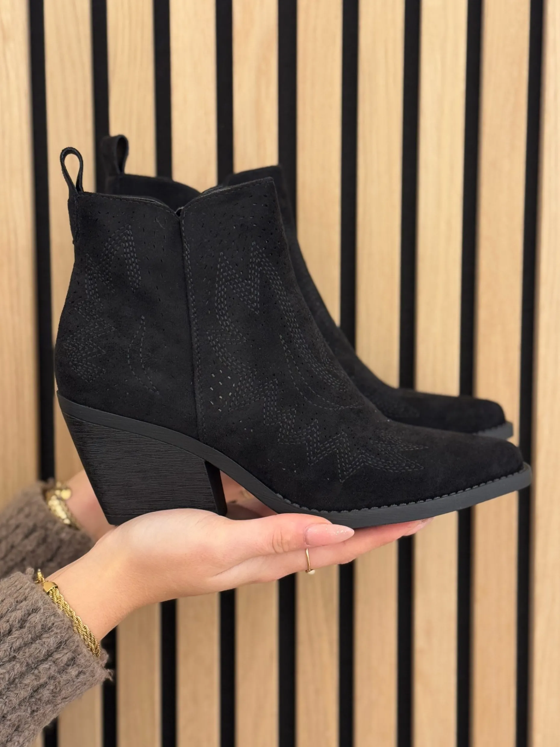 Laarsje Louise zwart suede