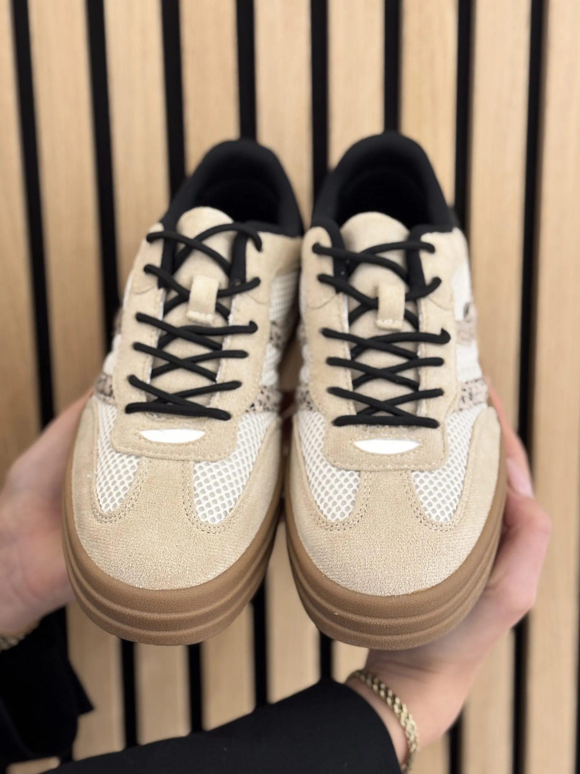 Sneakers beige/black with combination