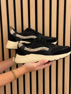 Sneakers black