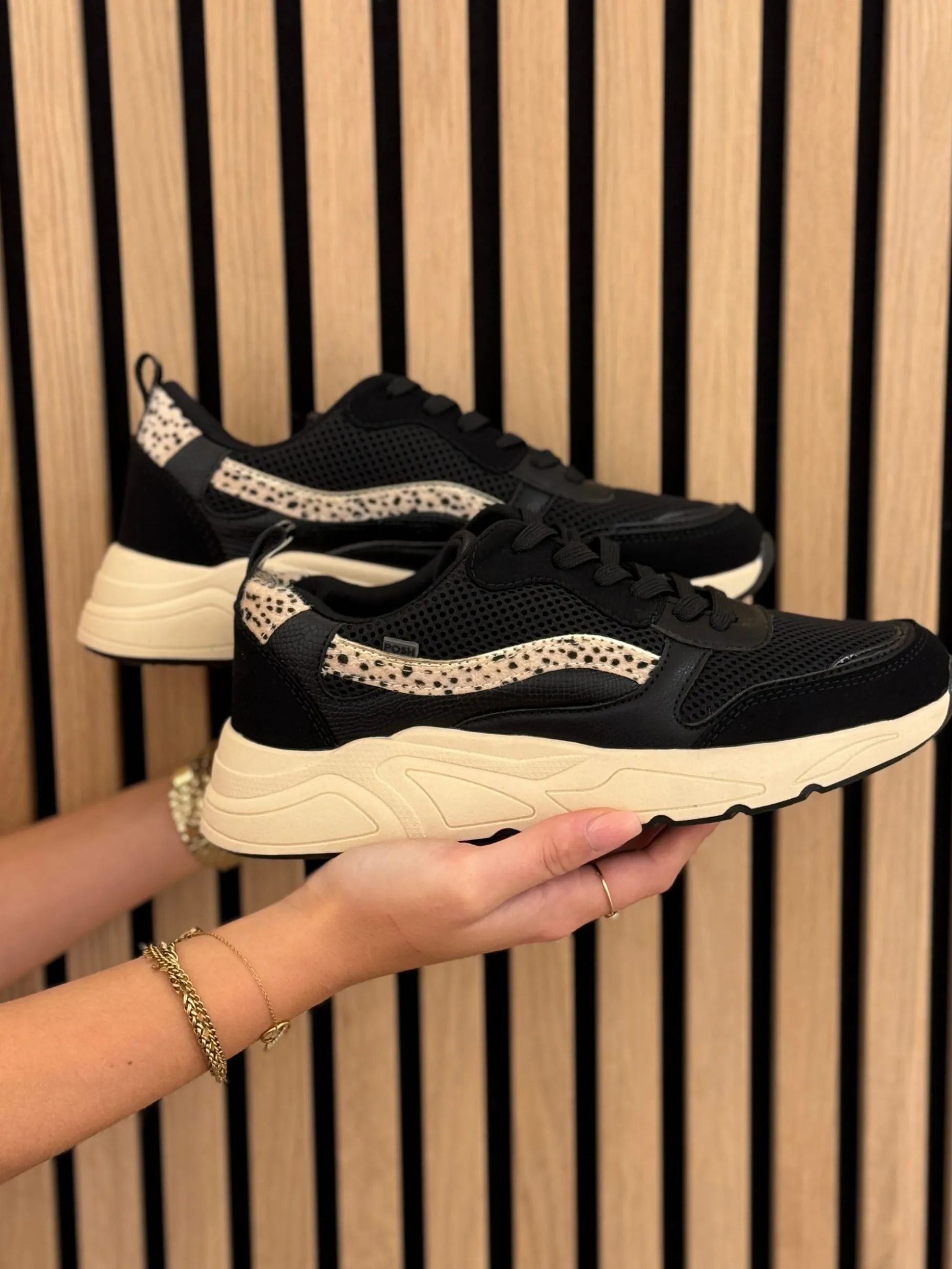 Sneakers black