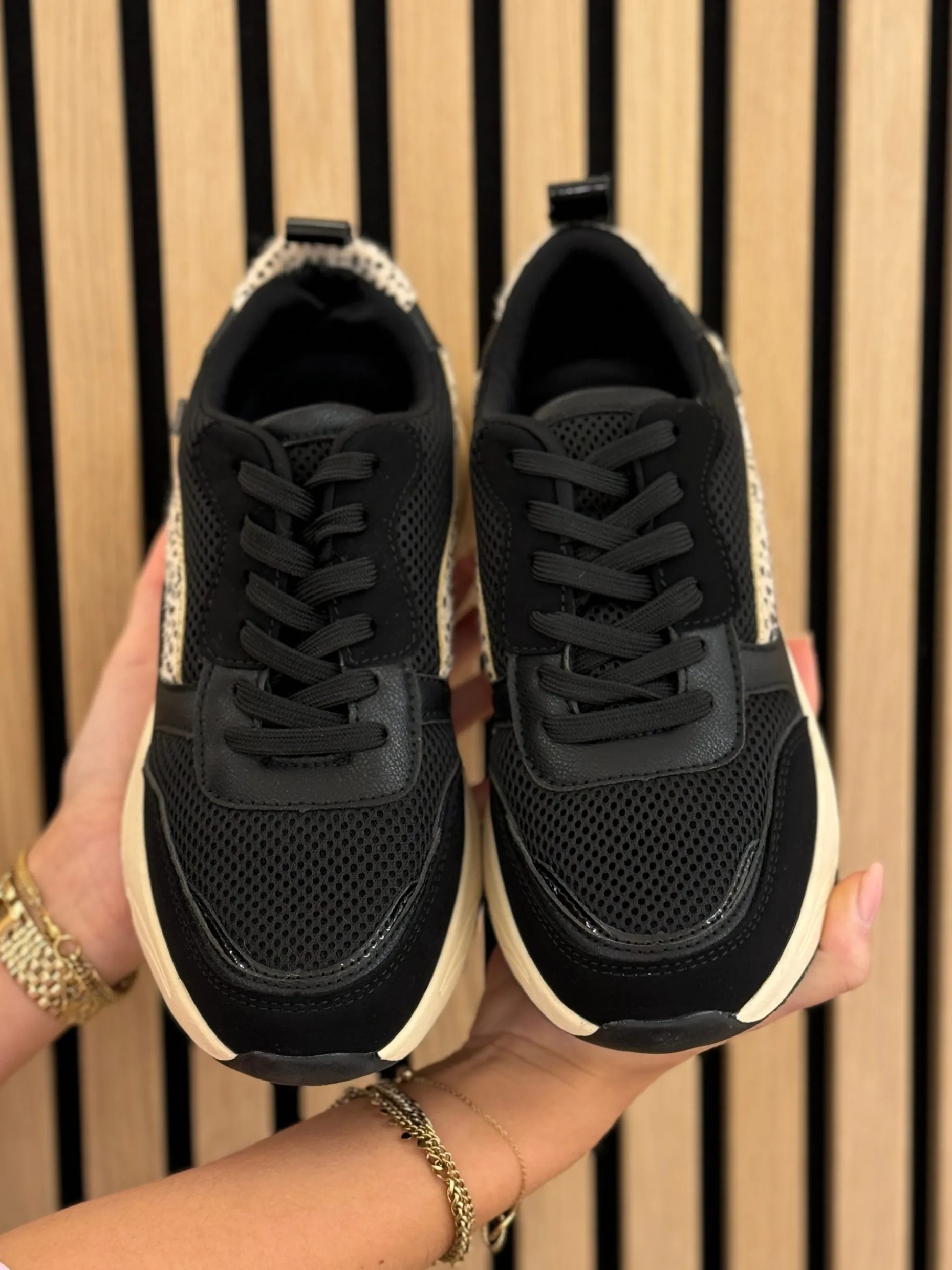 Sneakers black