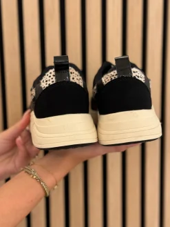 Sneakers black