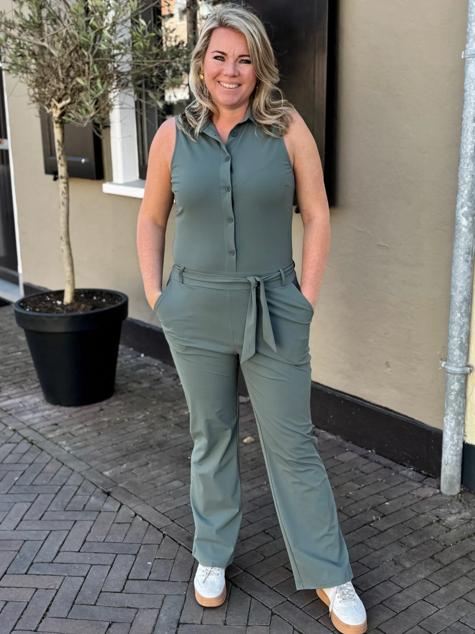 Travelstof jumpsuit mouwloos balsam green