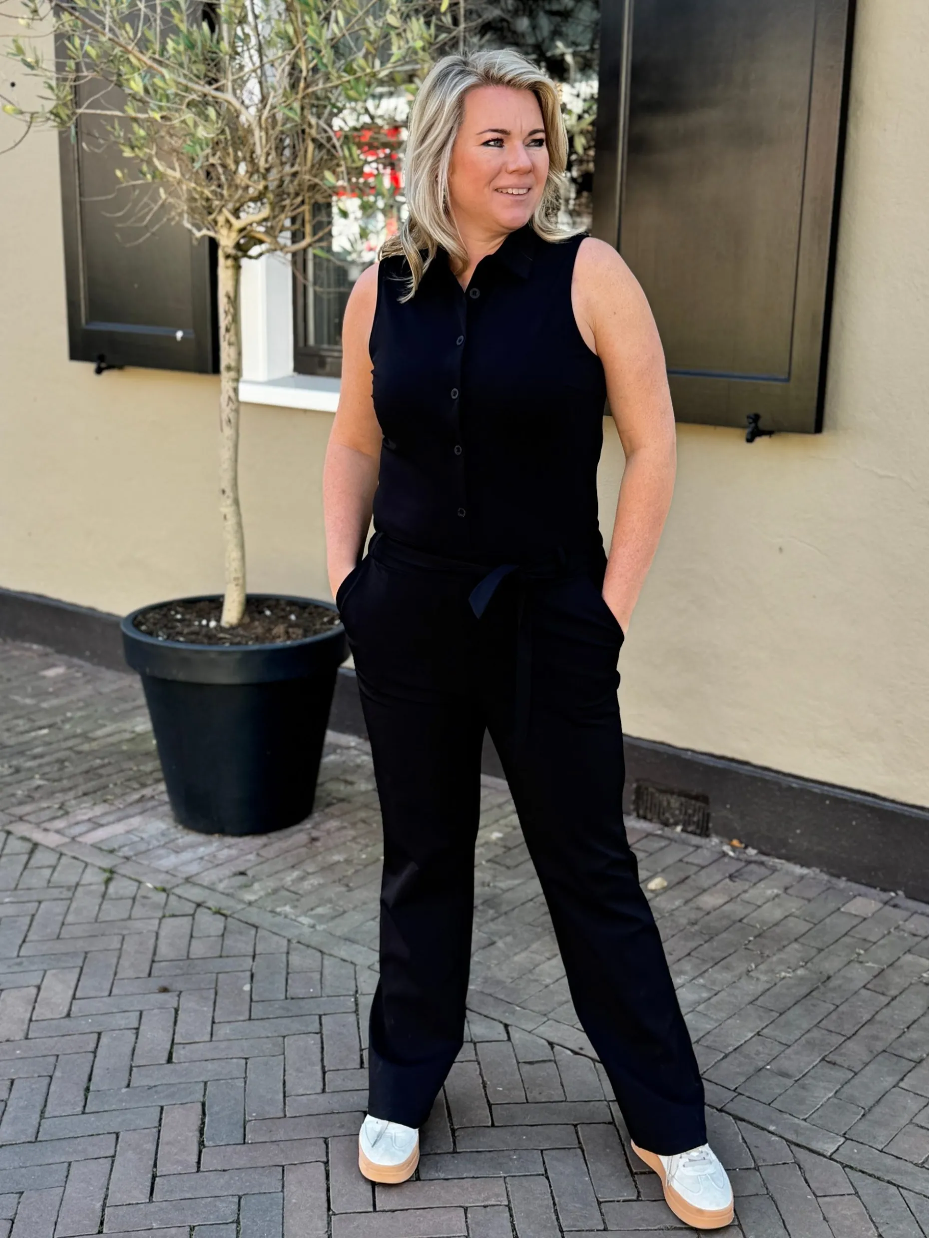 Travelstof jumpsuit mouwloos zwart