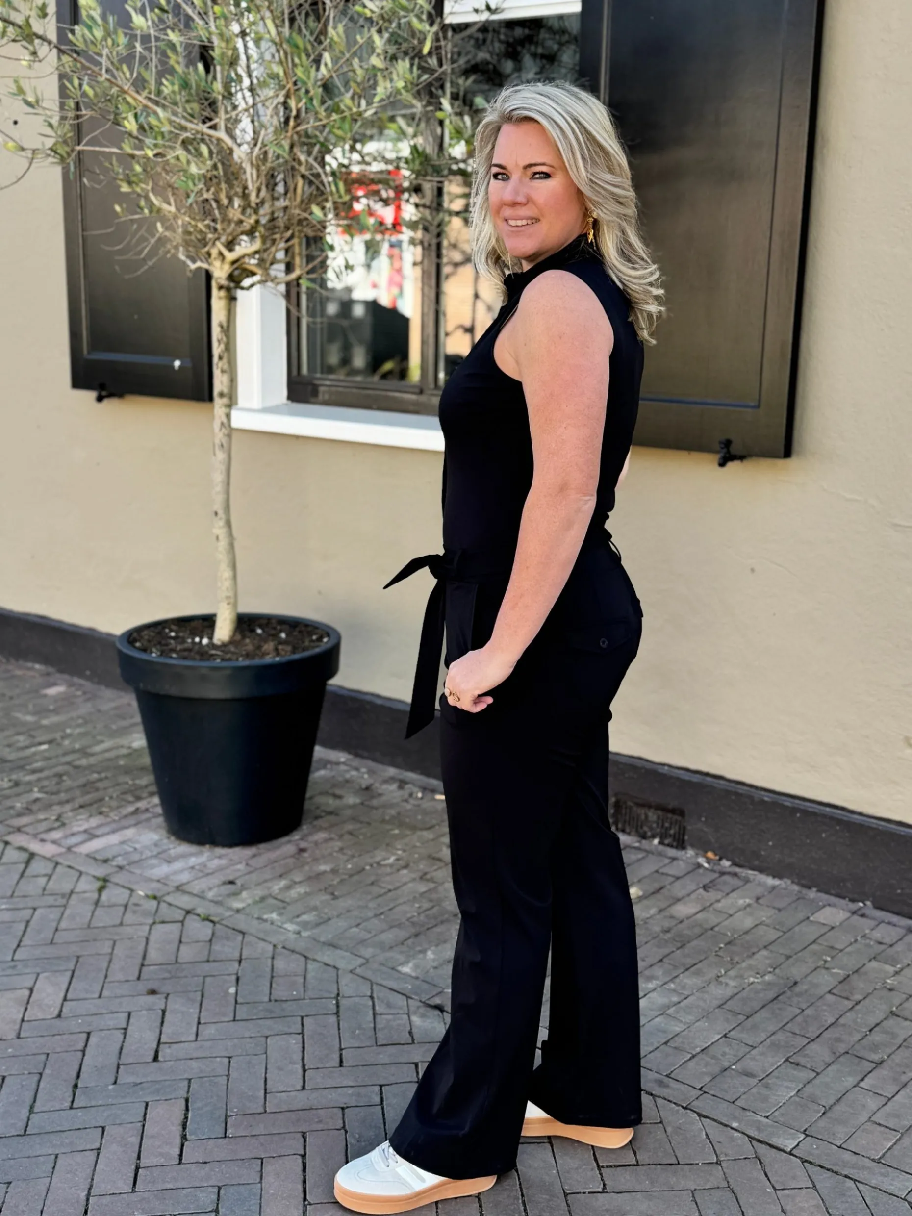 Travelstof jumpsuit mouwloos zwart