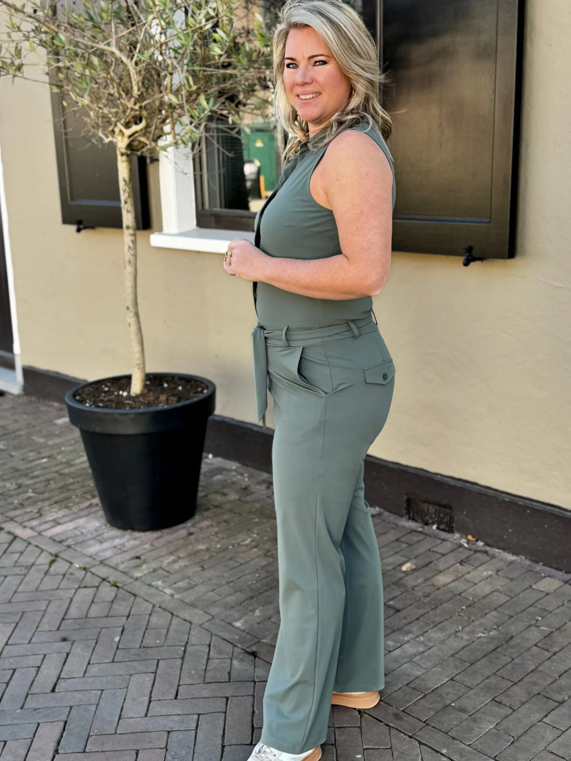 Travelstof jumpsuit mouwloos balsam green