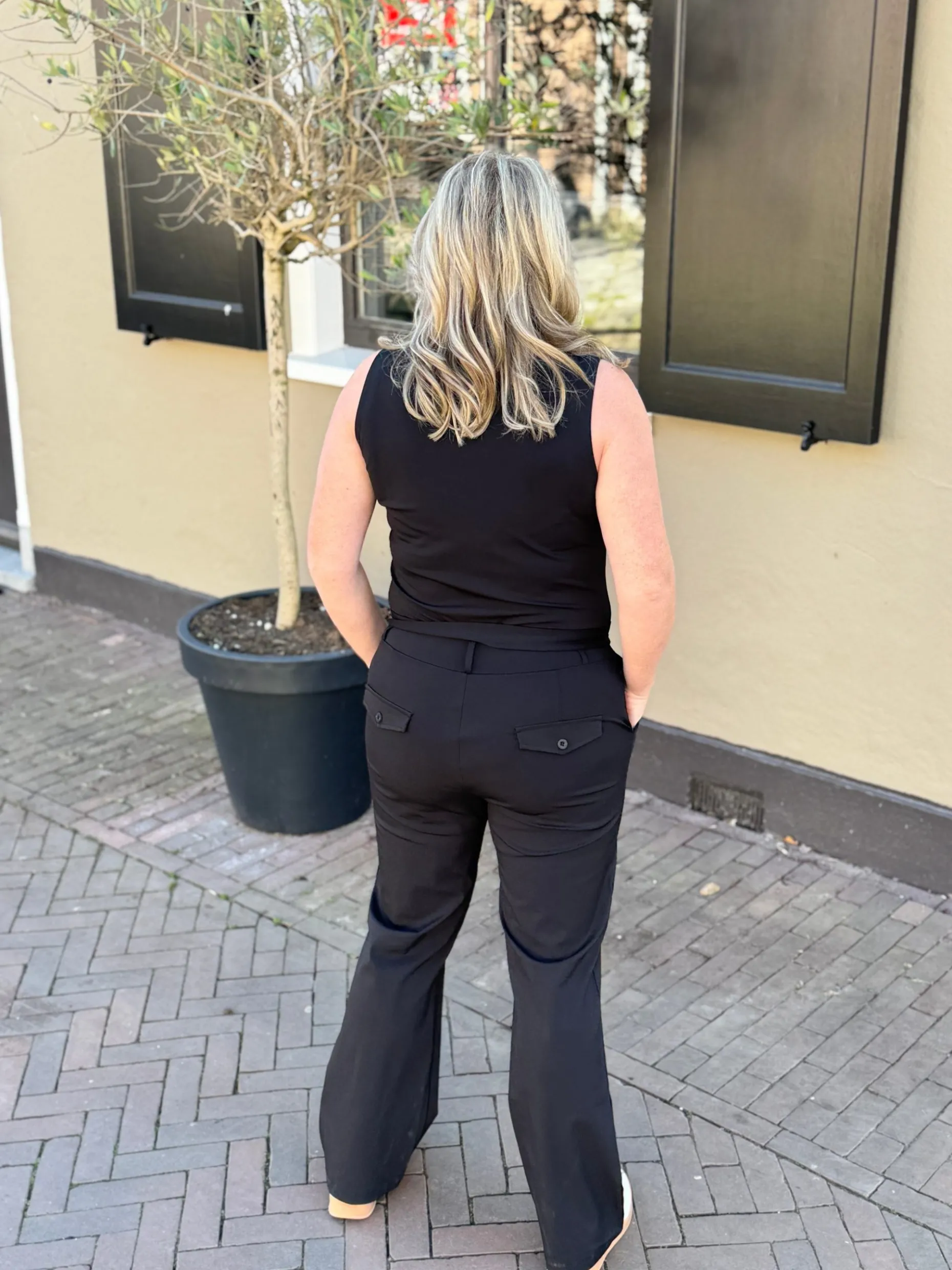 Travelstof jumpsuit mouwloos zwart