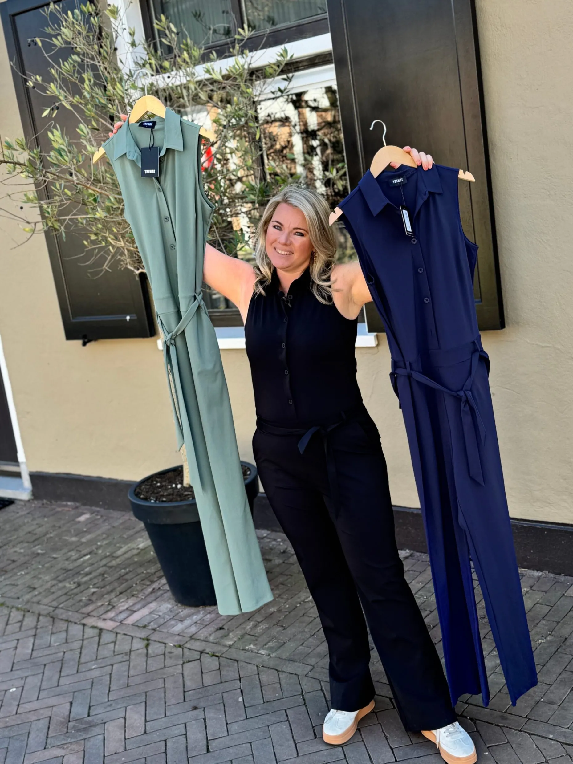 Travelstof jumpsuit mouwloos zwart